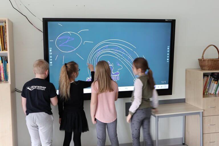 Read more about the article Interactive Touchscreens in the Classroom