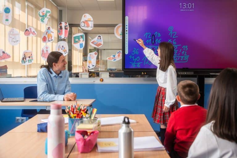 Read more about the article 10 kreatywnych pomysłów na wykorzystanie monitora interaktywnego na lekcji