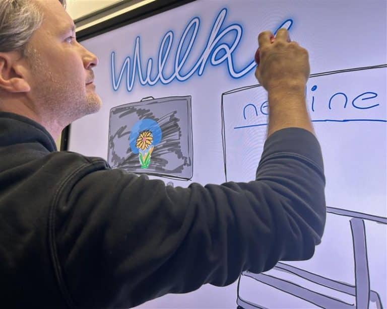 Lee más sobre el artículo La era del profesor multitarea: cómo la tecnología interactiva reduce la sobrecarga docente