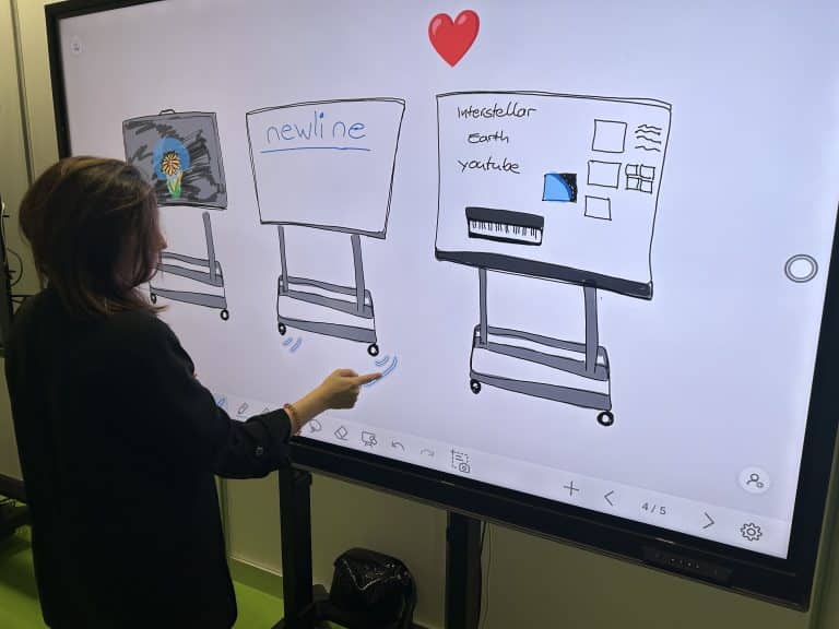 Lee más sobre el artículo Cómo la tecnología interactiva reduce la carga de trabajo de los profesores y facilita su labor